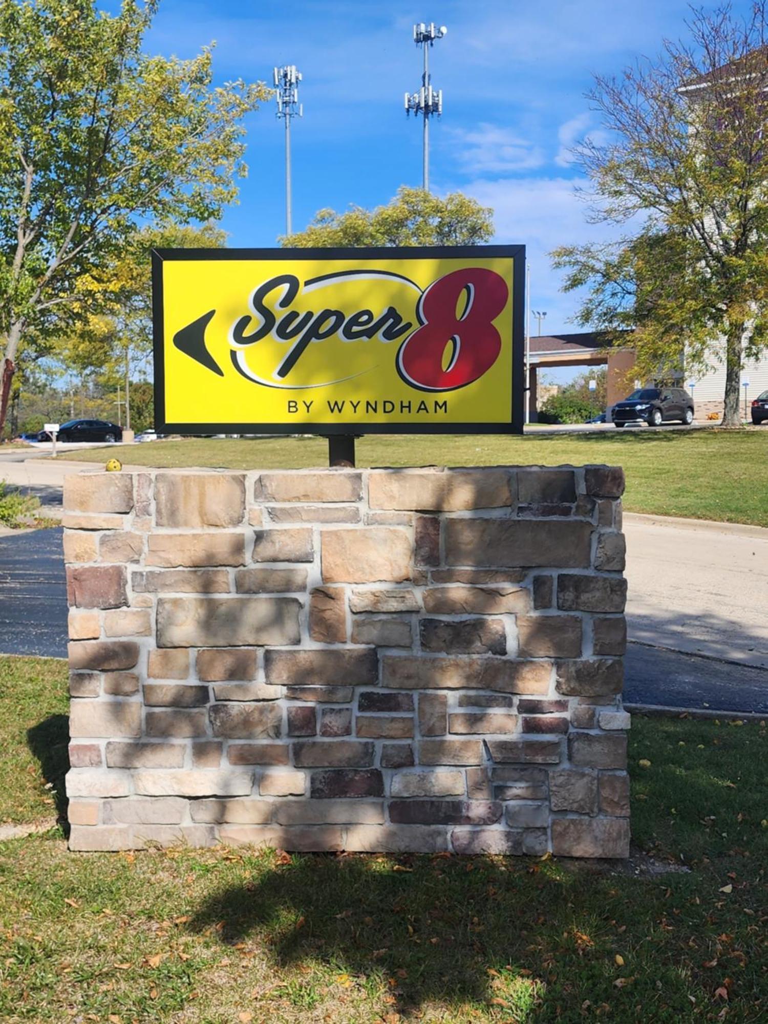Super 8 By Wyndham Rockford I-90 Casino District Hotel Bagian luar foto