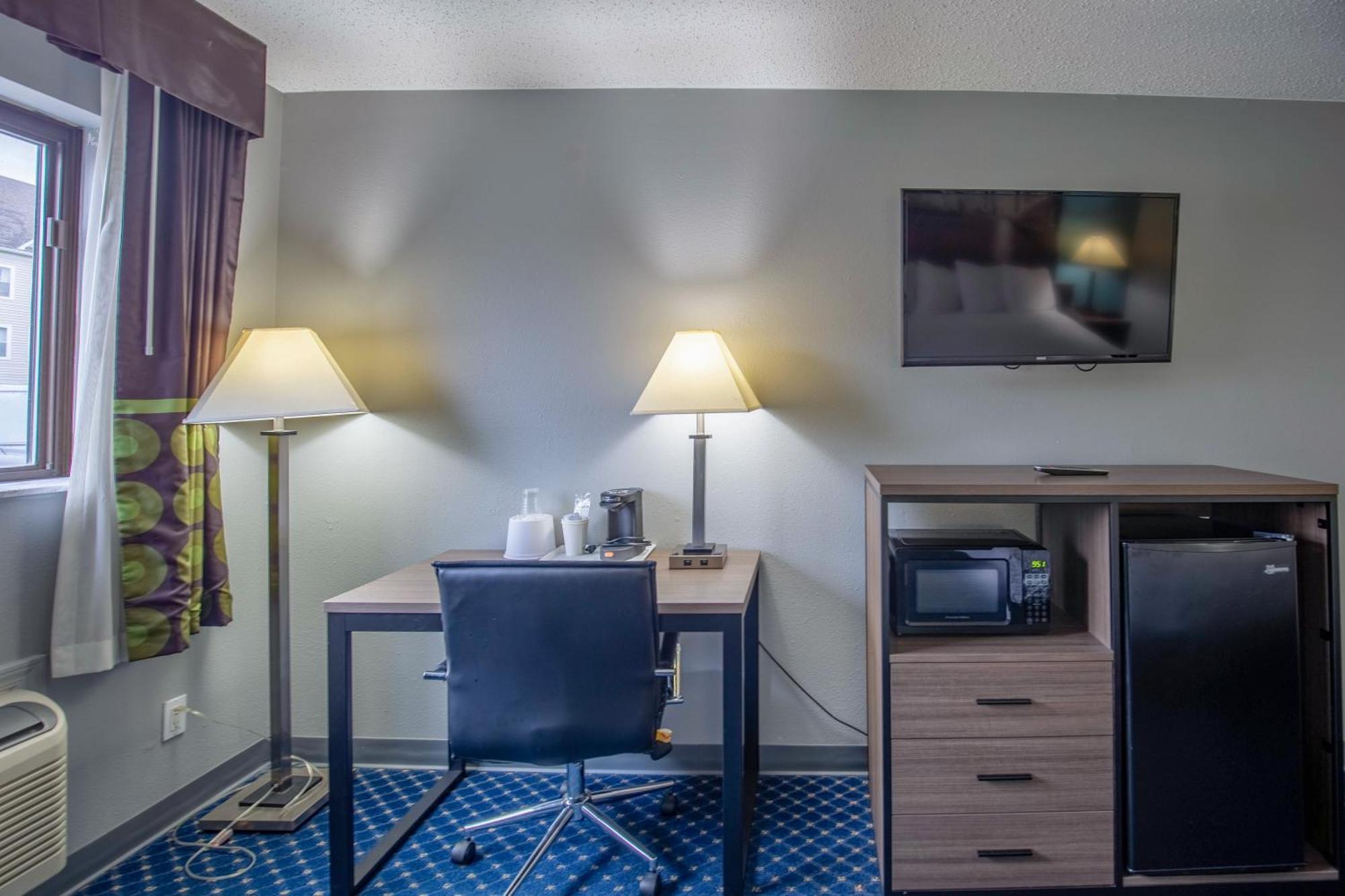 Super 8 By Wyndham Rockford I-90 Casino District Hotel Bagian luar foto