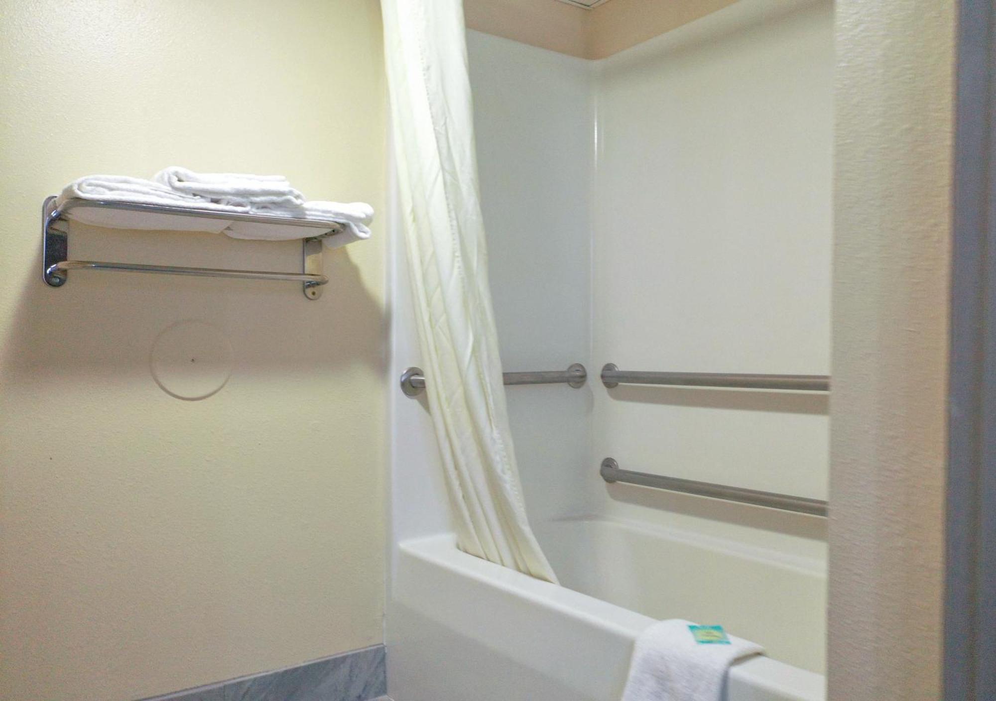Super 8 By Wyndham Rockford I-90 Casino District Hotel Bagian luar foto
