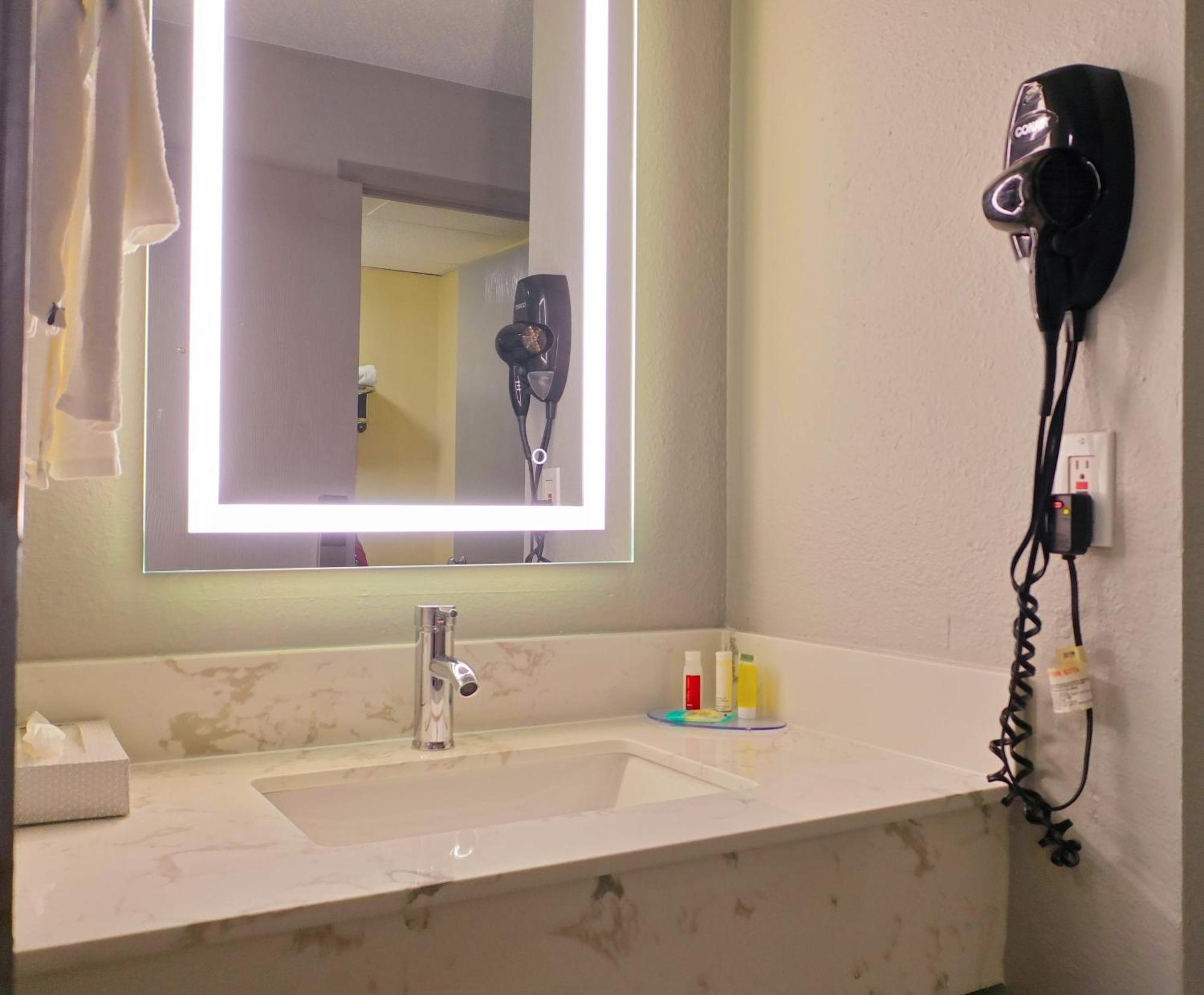 Super 8 By Wyndham Rockford I-90 Casino District Hotel Bagian luar foto