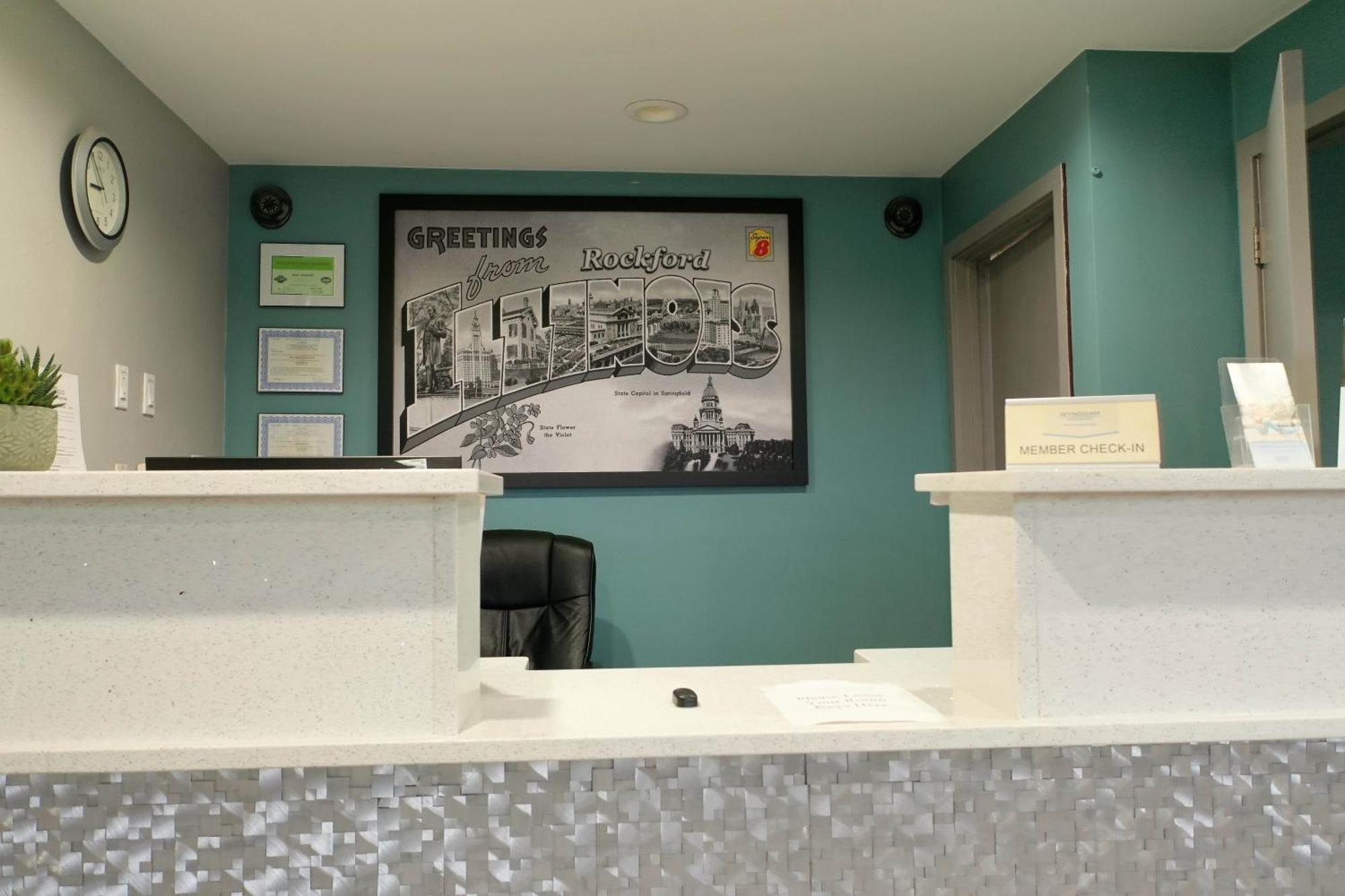 Super 8 By Wyndham Rockford I-90 Casino District Hotel Bagian luar foto