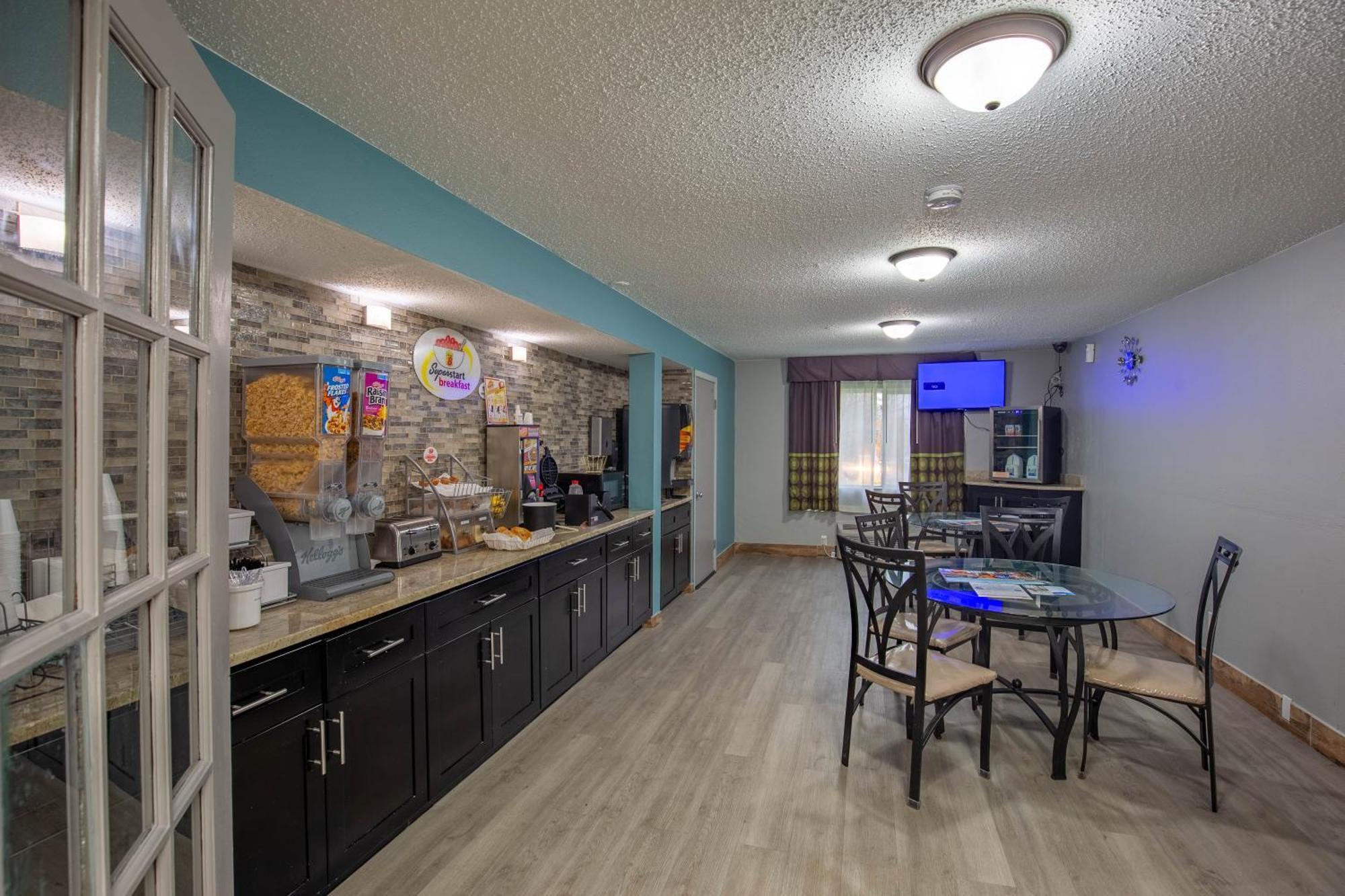Super 8 By Wyndham Rockford I-90 Casino District Hotel Bagian luar foto
