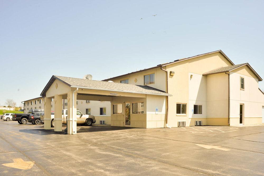 Super 8 By Wyndham Rockford I-90 Casino District Hotel Bagian luar foto